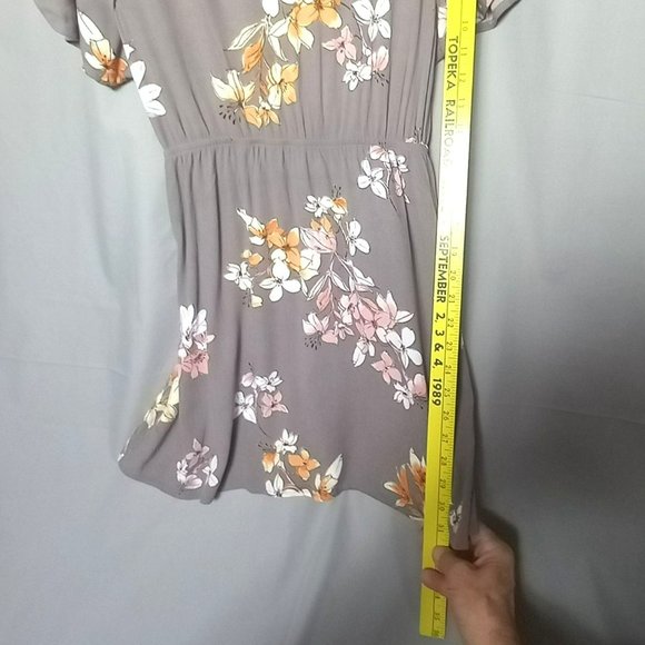 Xhiliration Spring Ruffle Gray Floral V Neck‎ Short Sleeve SZ L Women's Dress - Picture 3 of 9